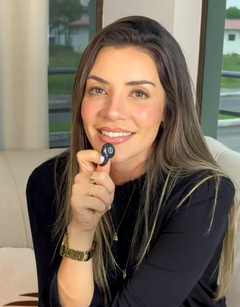 Profissional da Revitalize sorrindo na sala de atendimento